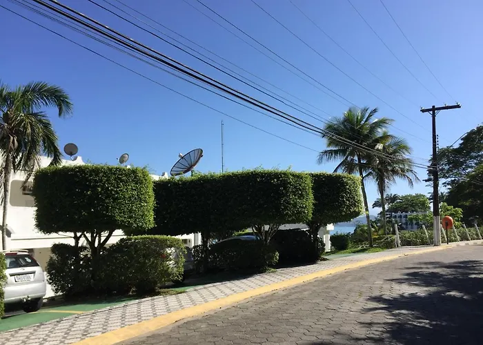 Vista para o mar e pé na areia - Praia das Toninhas